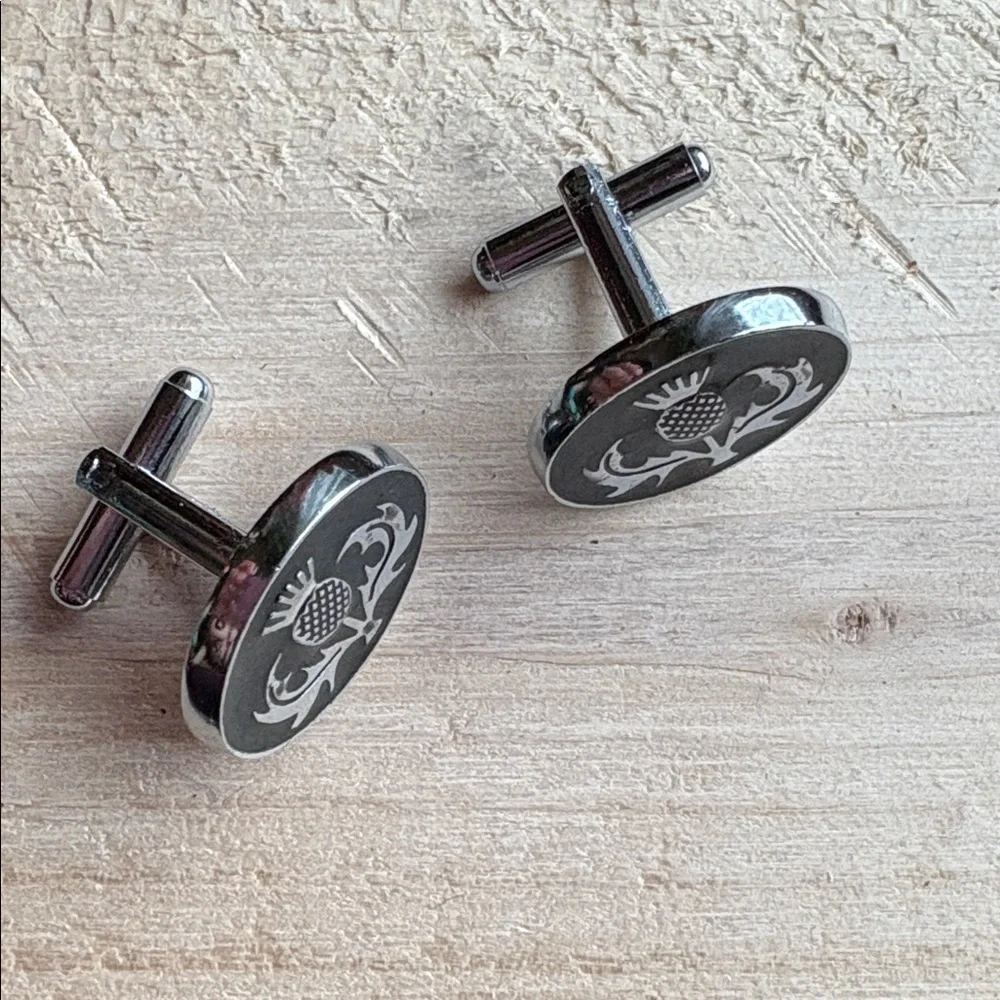 Like new! Vtg Black enamel and silver ScotishThistle Cufflinks. See description.
